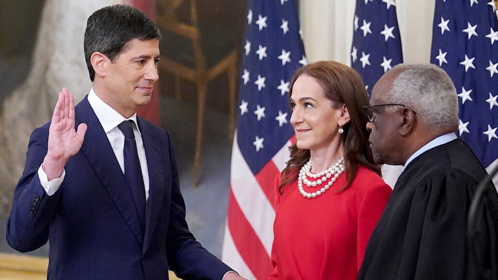 Kevin Warsh, incoming chairman of the US Federal Reserve, from left, his wife Jane Lauder, and Clarence Thomas, associate justice of the US Supreme Court