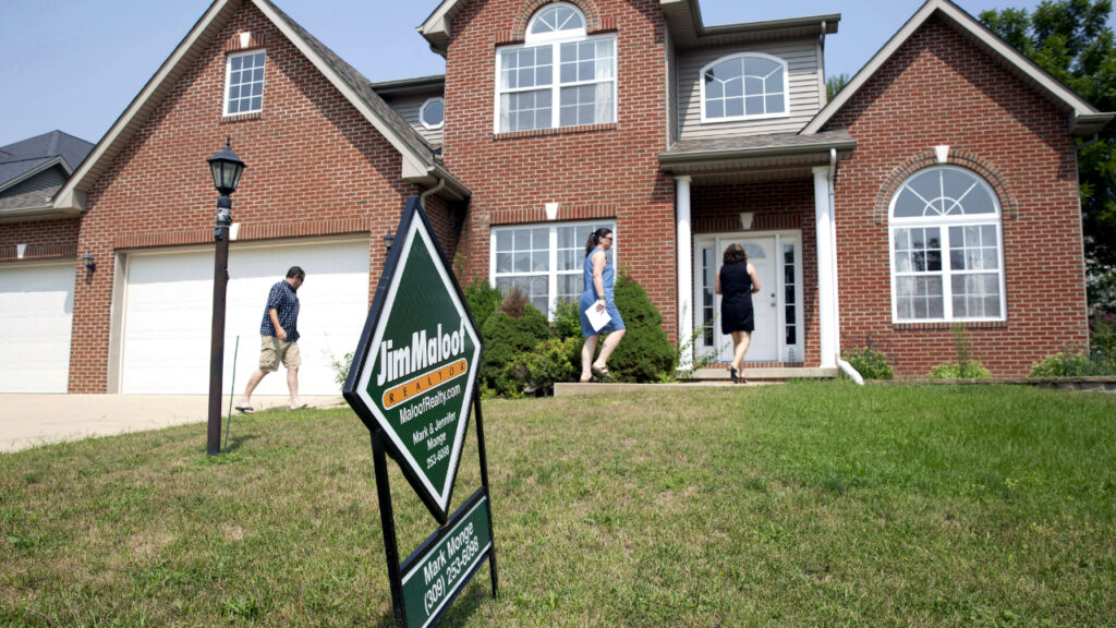 Home for sale open house people 1